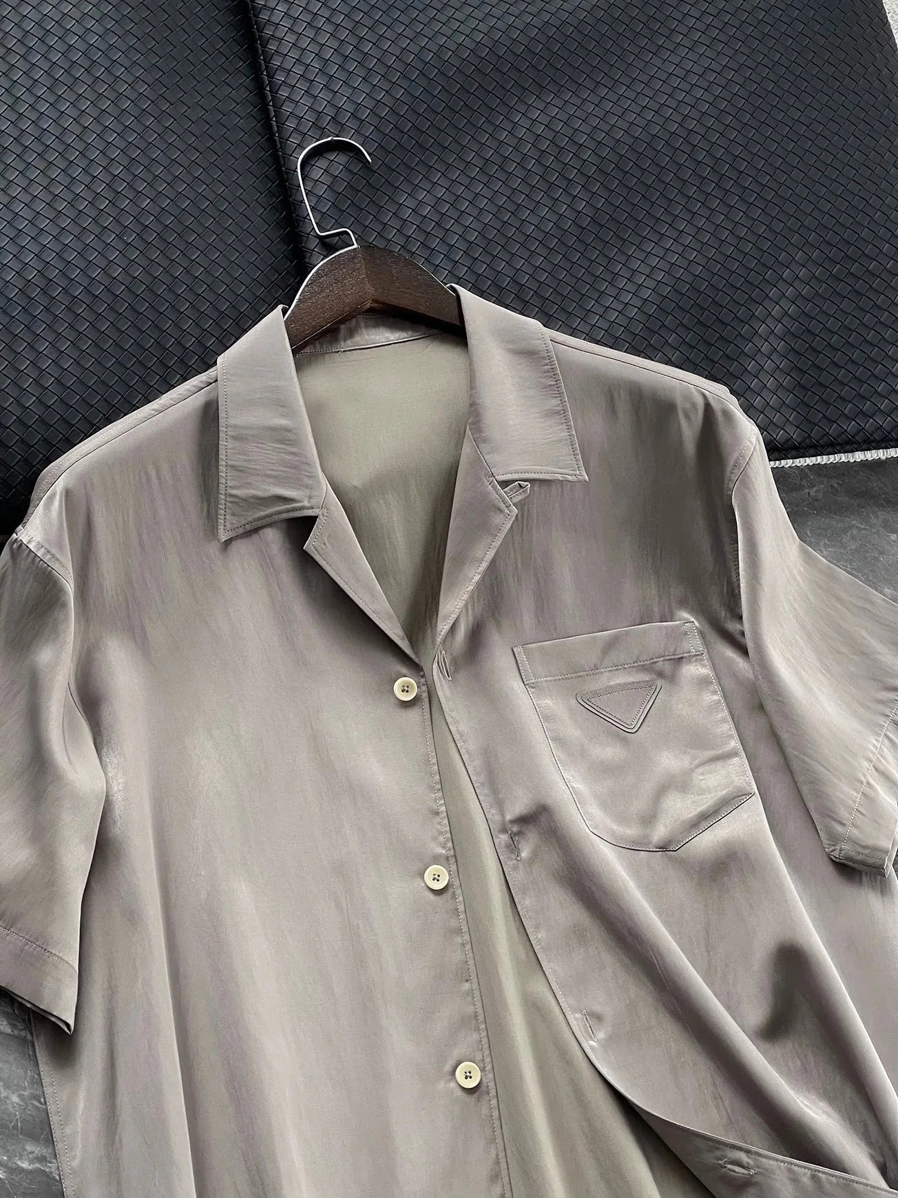 Italian high luxury quality, silky and skin-friendly feel, casual lapel light and breathable lapel short-sleeved shirt