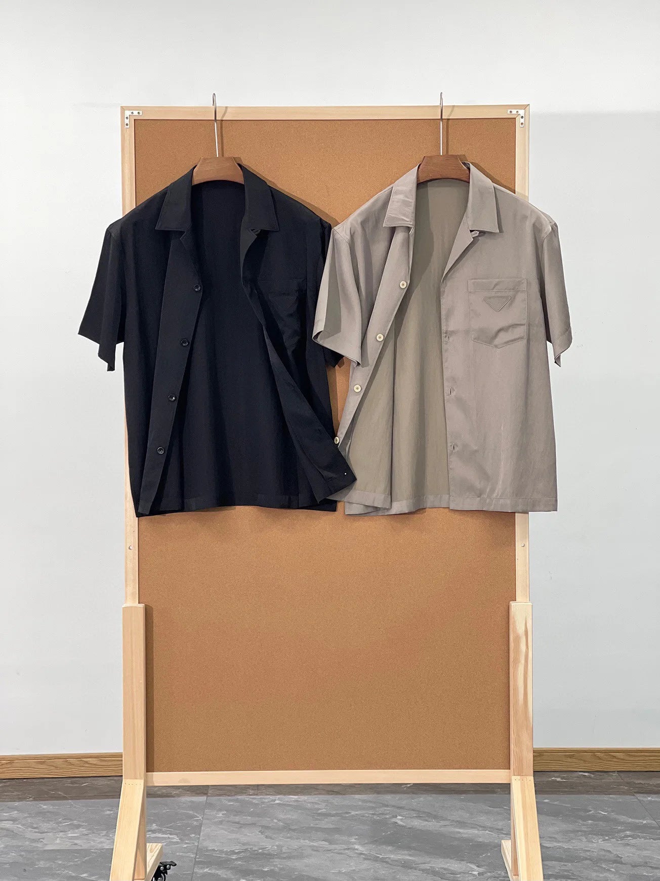 Italian high luxury quality, silky and skin-friendly feel, casual lapel light and breathable lapel short-sleeved shirt