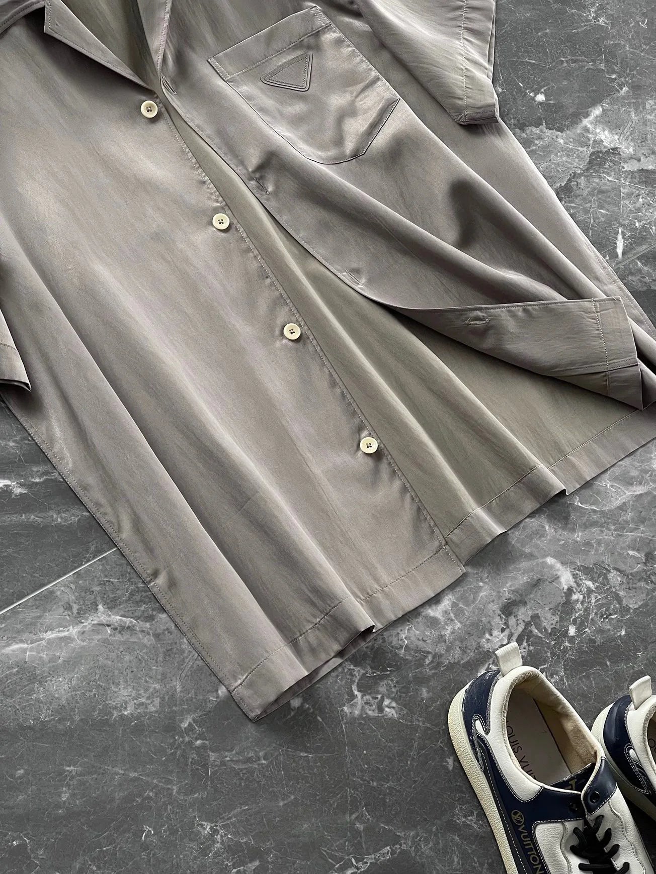 Italian high luxury quality, silky and skin-friendly feel, casual lapel light and breathable lapel short-sleeved shirt