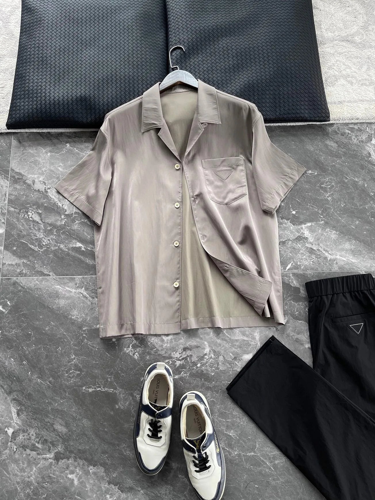Italian high luxury quality, silky and skin-friendly feel, casual lapel light and breathable lapel short-sleeved shirt