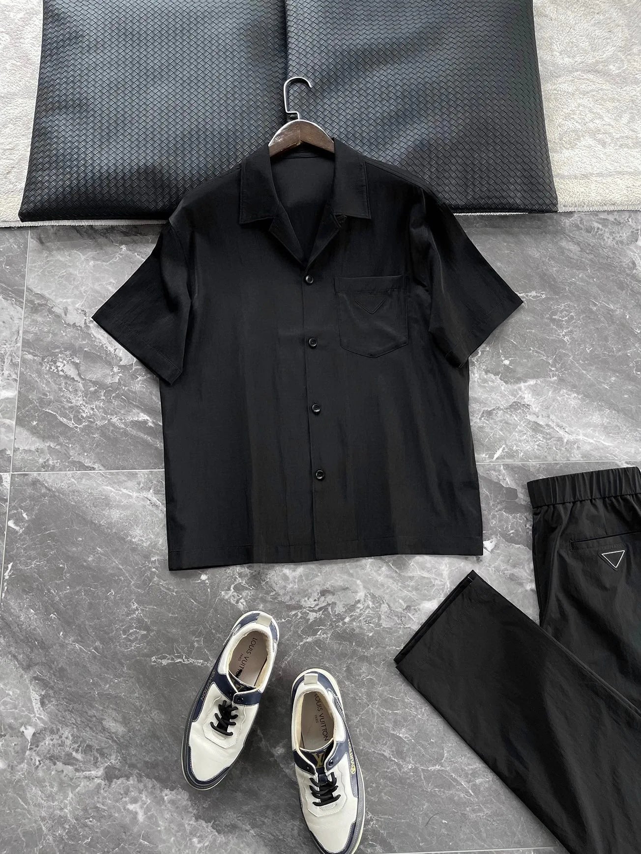 Italian high luxury quality, silky and skin-friendly feel, casual lapel light and breathable lapel short-sleeved shirt
