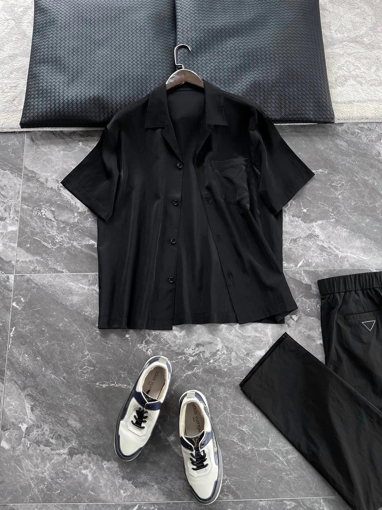 Italian high luxury quality, silky and skin-friendly feel, casual lapel light and breathable lapel short-sleeved shirt