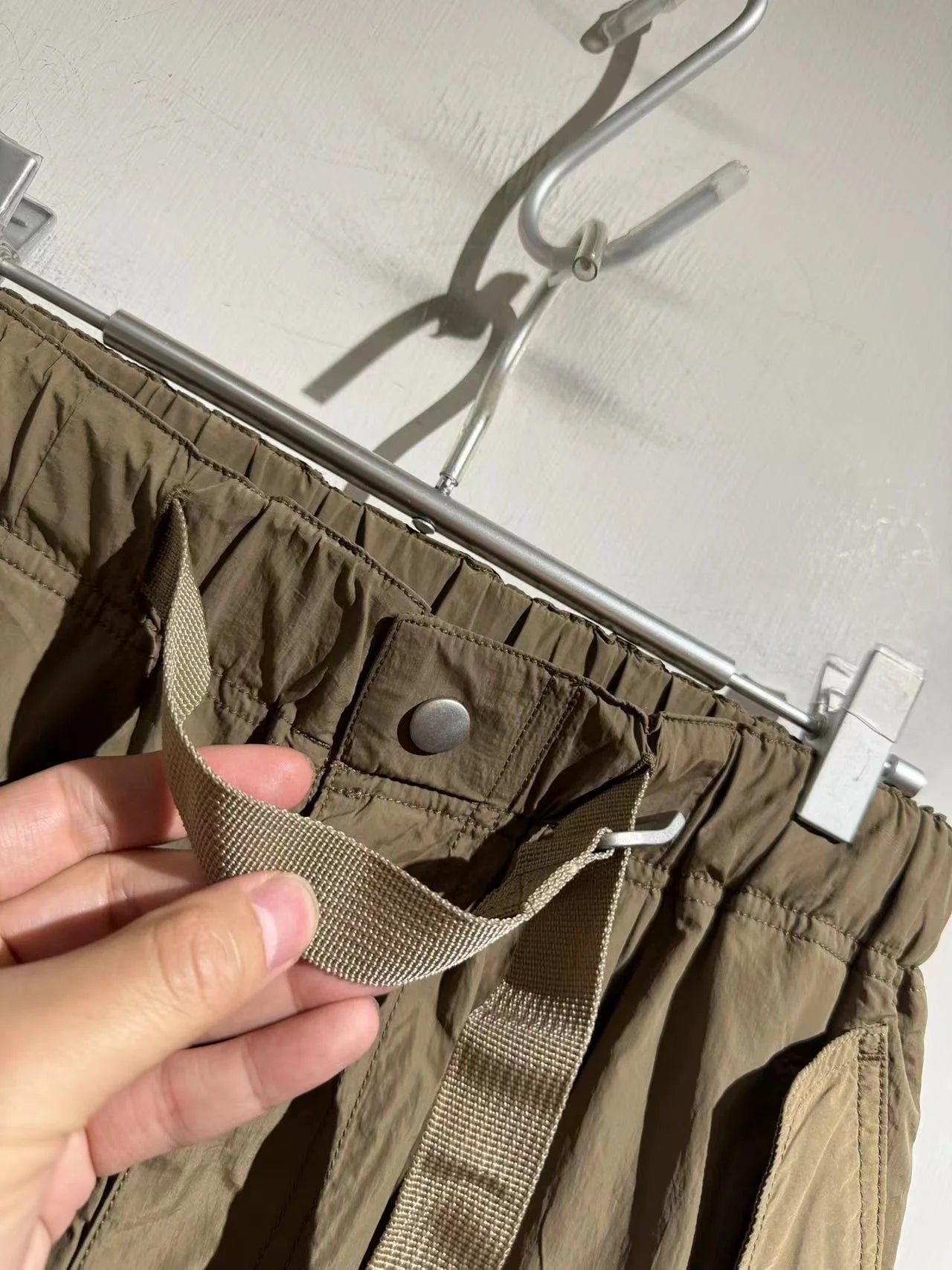 [Drawstring belt design] Comfortable and comfortable, light and multi-pocket loose straight tooling casual shorts for men