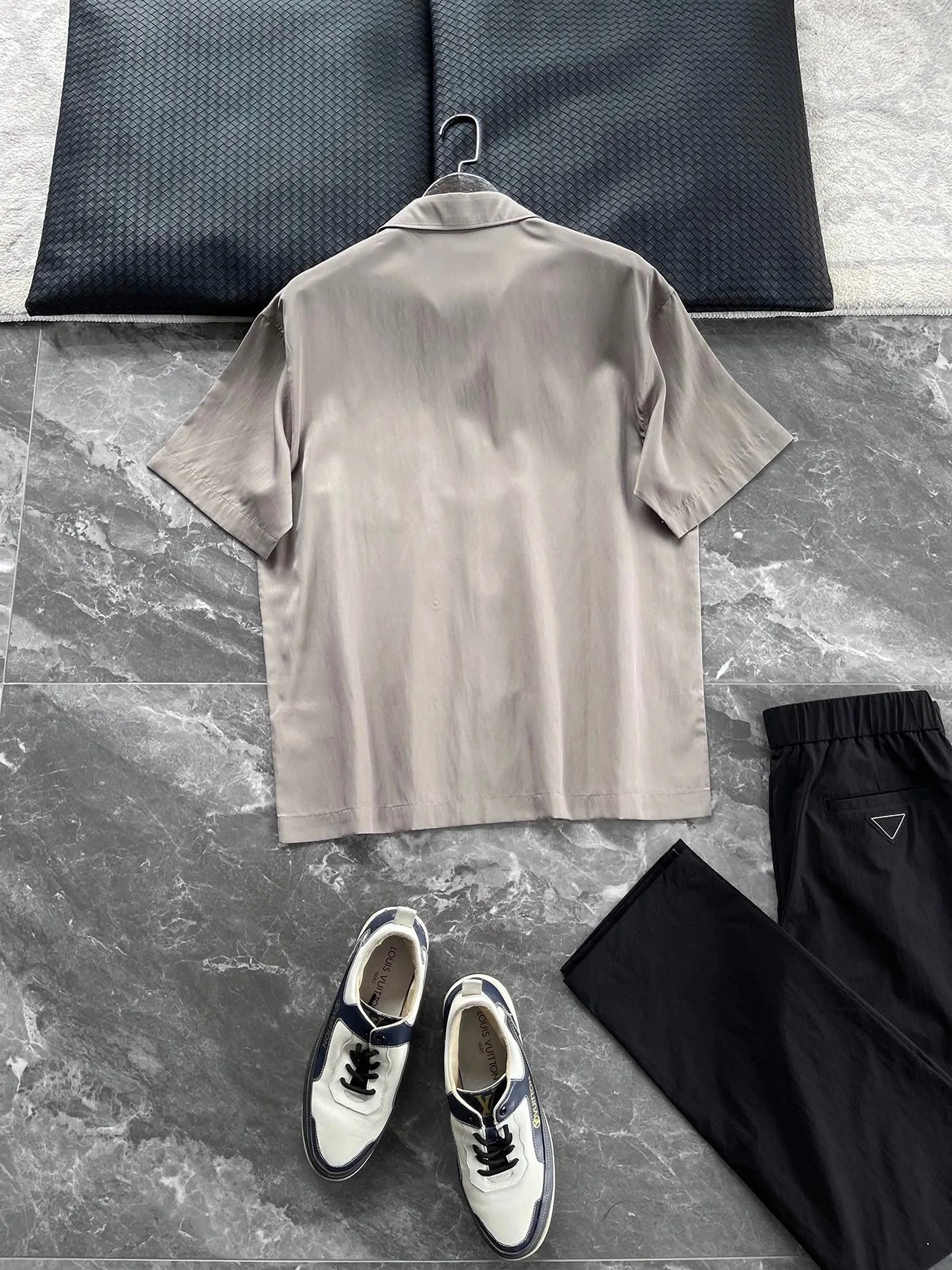 Italian high luxury quality, silky and skin-friendly feel, casual lapel light and breathable lapel short-sleeved shirt