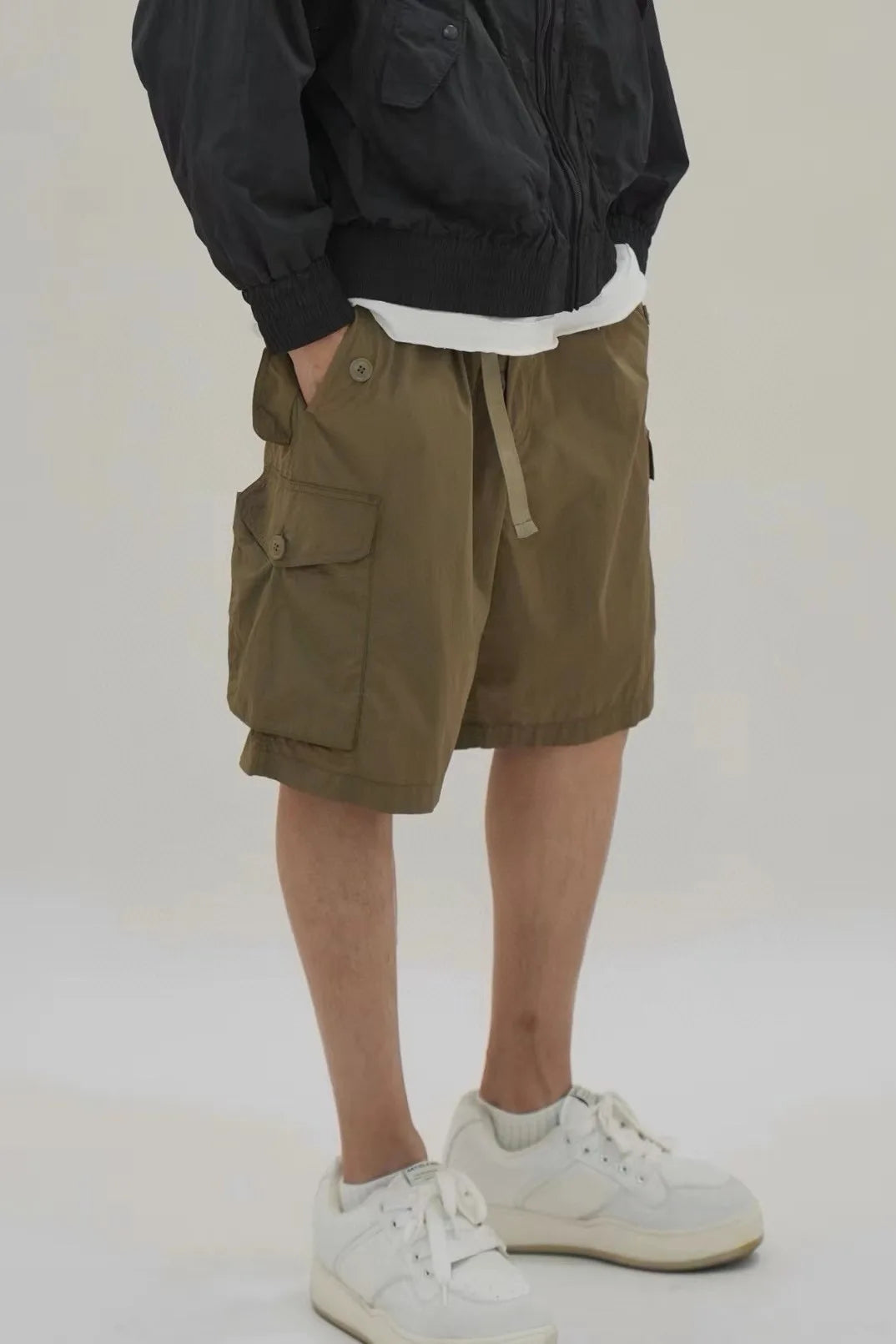 [Drawstring belt design] Comfortable and comfortable, light and multi-pocket loose straight tooling casual shorts for men
