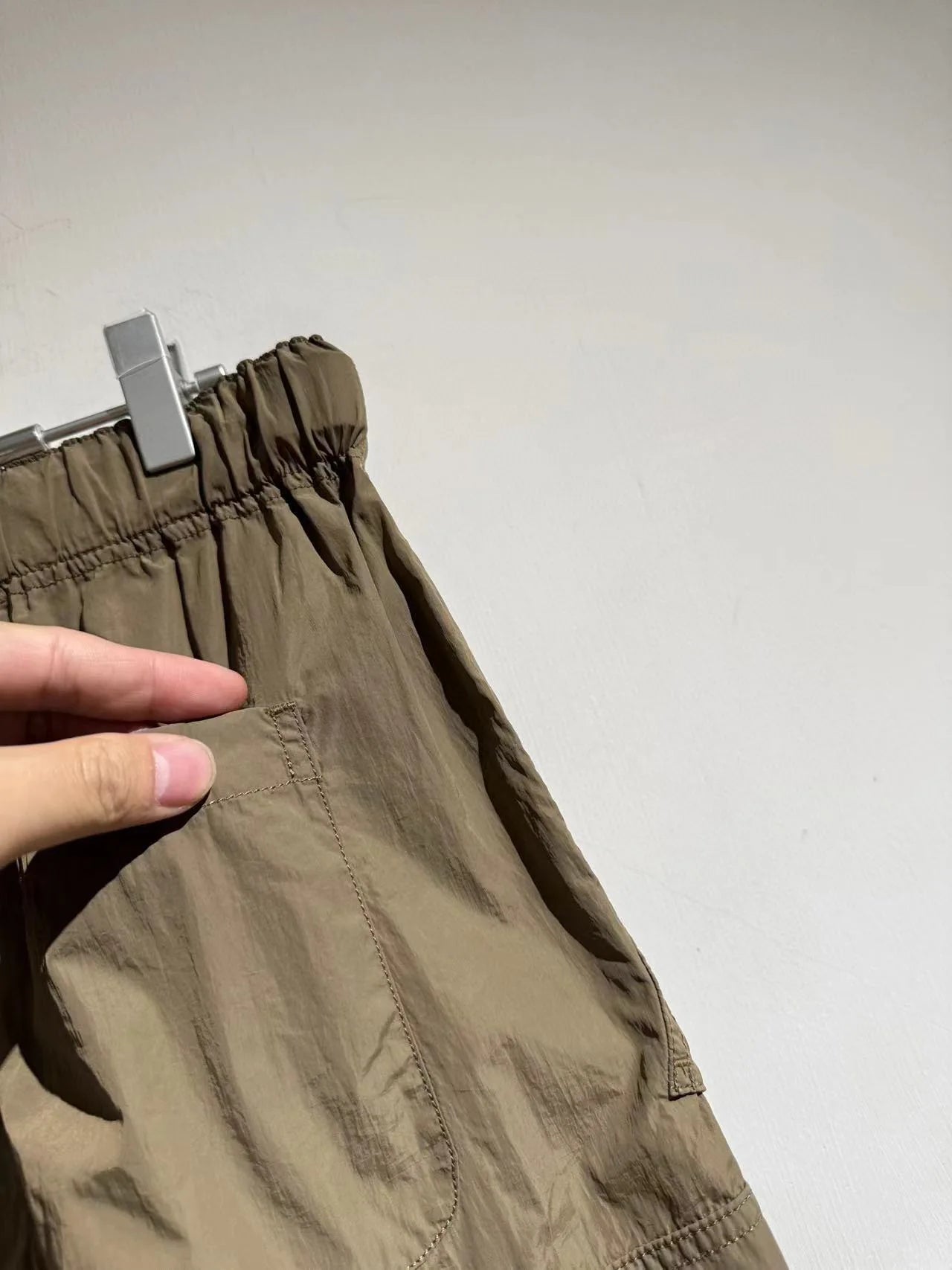 [Drawstring belt design] Comfortable and comfortable, light and multi-pocket loose straight tooling casual shorts for men