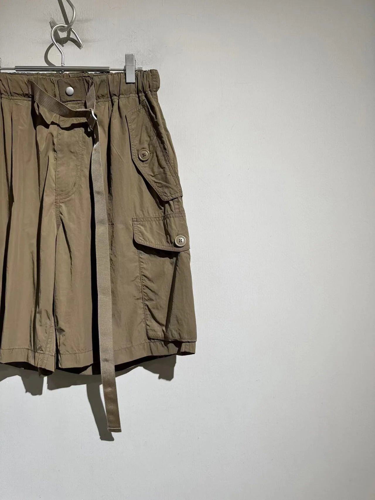 [Drawstring belt design] Comfortable and comfortable, light and multi-pocket loose straight tooling casual shorts for men