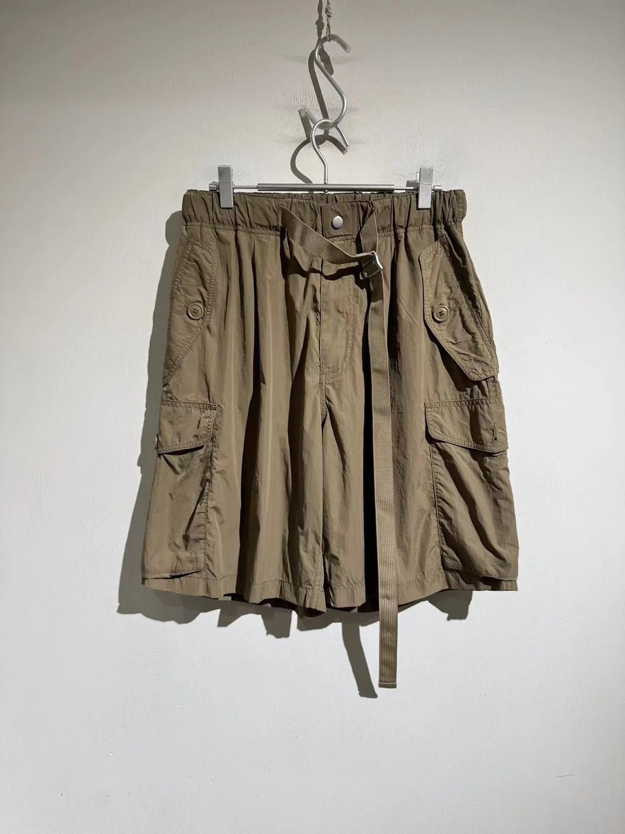 [Drawstring belt design] Comfortable and comfortable, light and multi-pocket loose straight tooling casual shorts for men